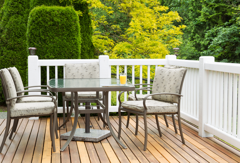 Aké sú výhody a nevýhody záhradného kovového nábytku?